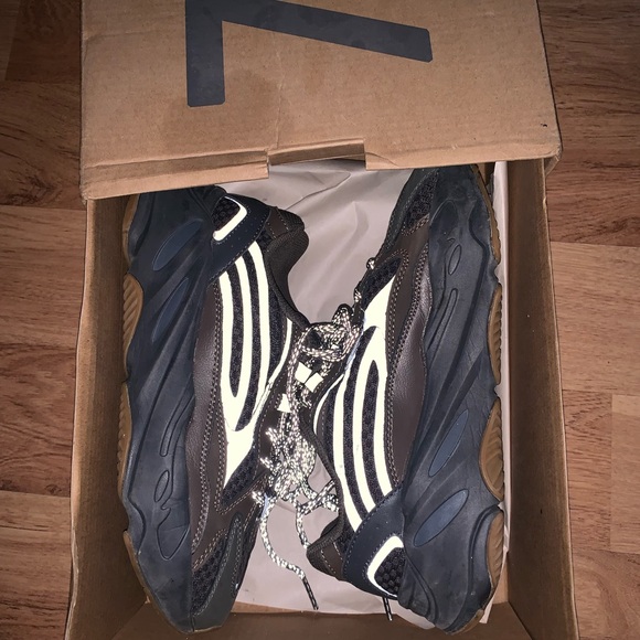 Adidas Yeezy Boost 700 V2 Geode 7.5 Womens - Picture 4 of 9